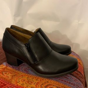 Natural sole by naturalizer low cut ankle boot 9